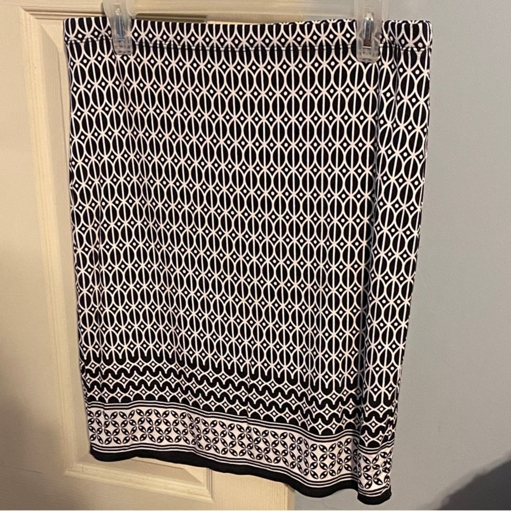 PRICE DROP Max Studio Black and White Geometric Print Pencil Skirt, size L